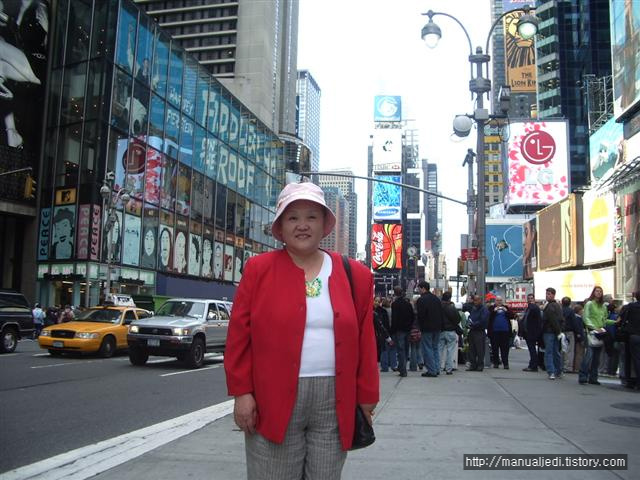 뉴욕 맨해튼 타임 스퀘어, 뒤로 국내 대기업 광고가 보인다.