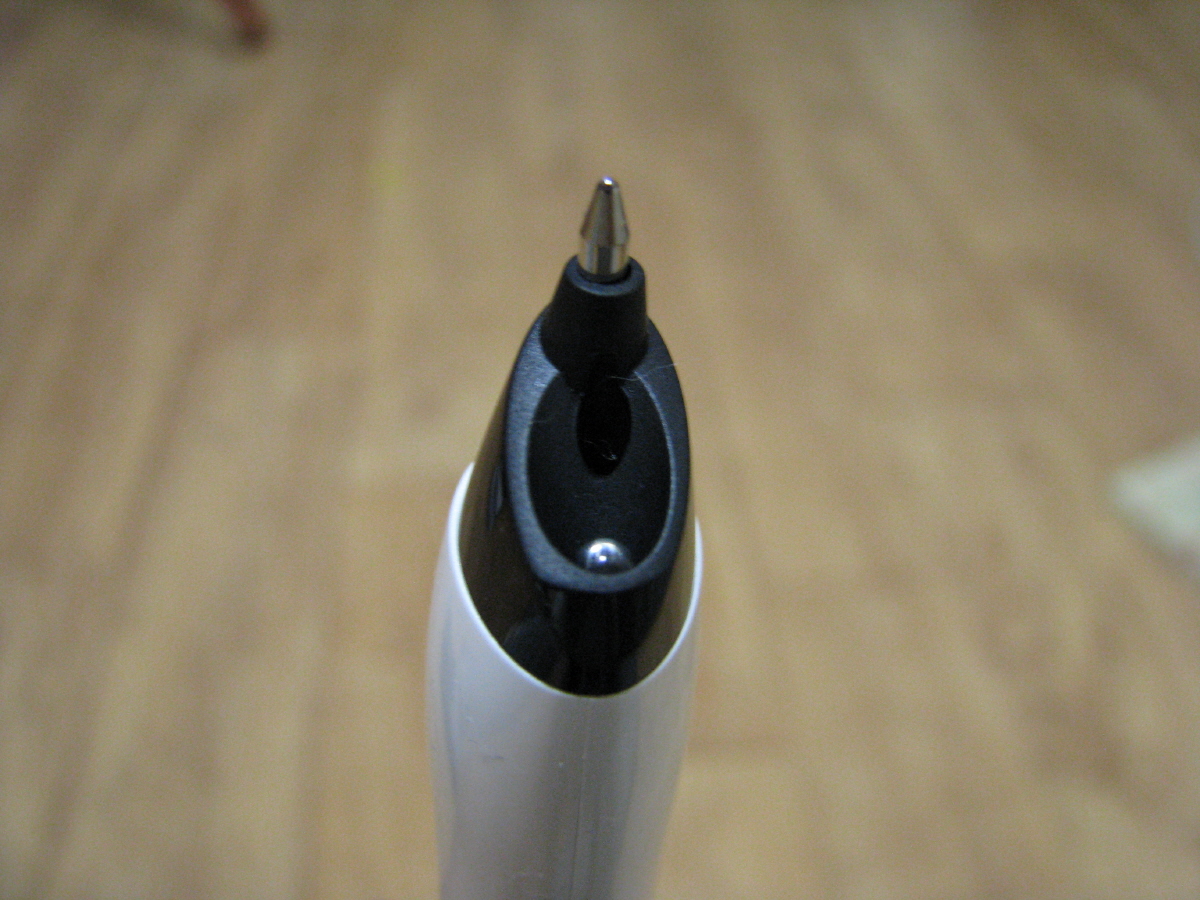 펜 위쪽 구멍