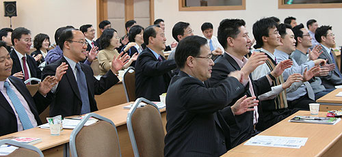 팀 성과를 극대화하기 위해서는 적절한 팀장 리더십이 필요하다. 사진은 팀장 리더십 스쿨 강좌에 참여한 팀장들.