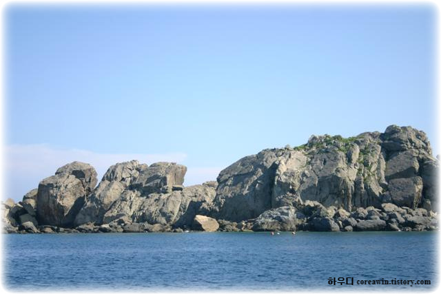 이름모를 바다 한가운데의 돌섬.