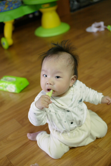 오이 먹는 혜인