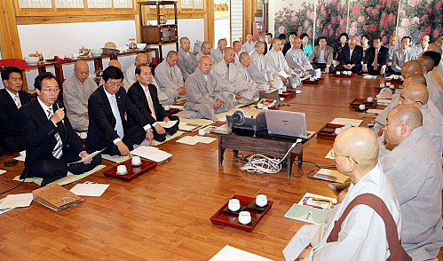 전주 한옥마을을 방문한 스님들