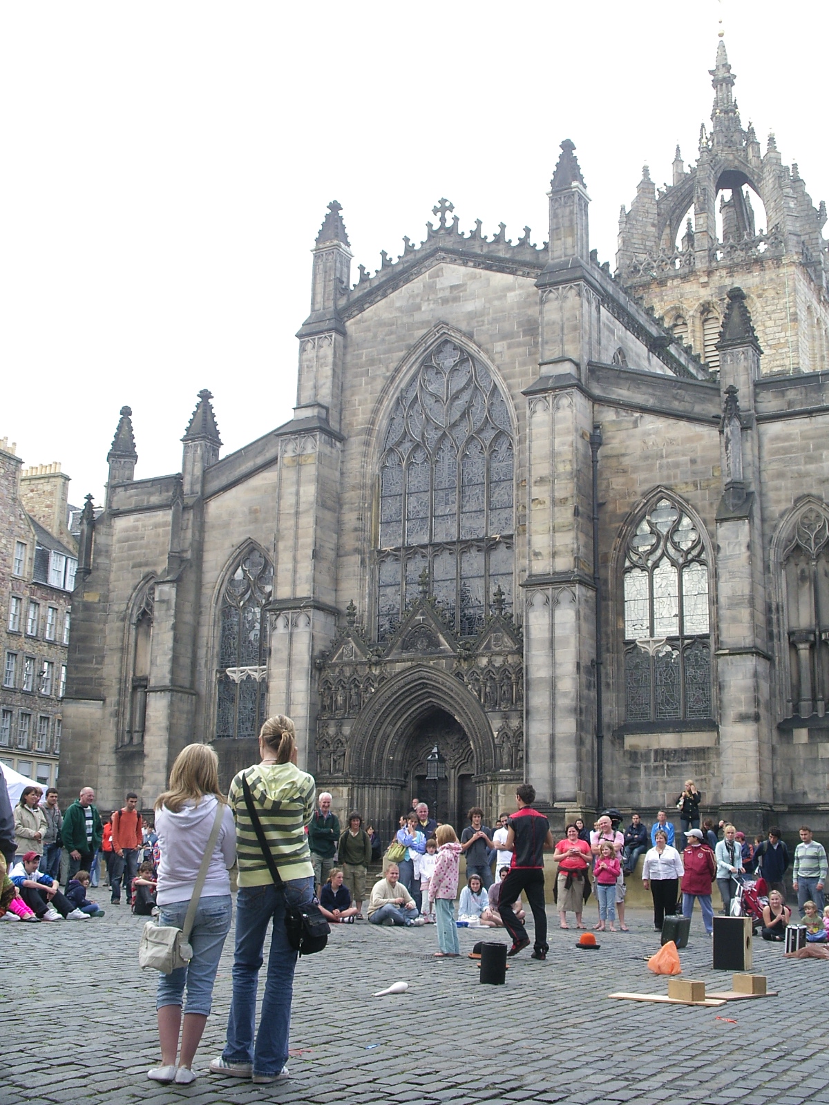 Street performer in front of a Cathedral, Edinburgh, in Fringe Festival