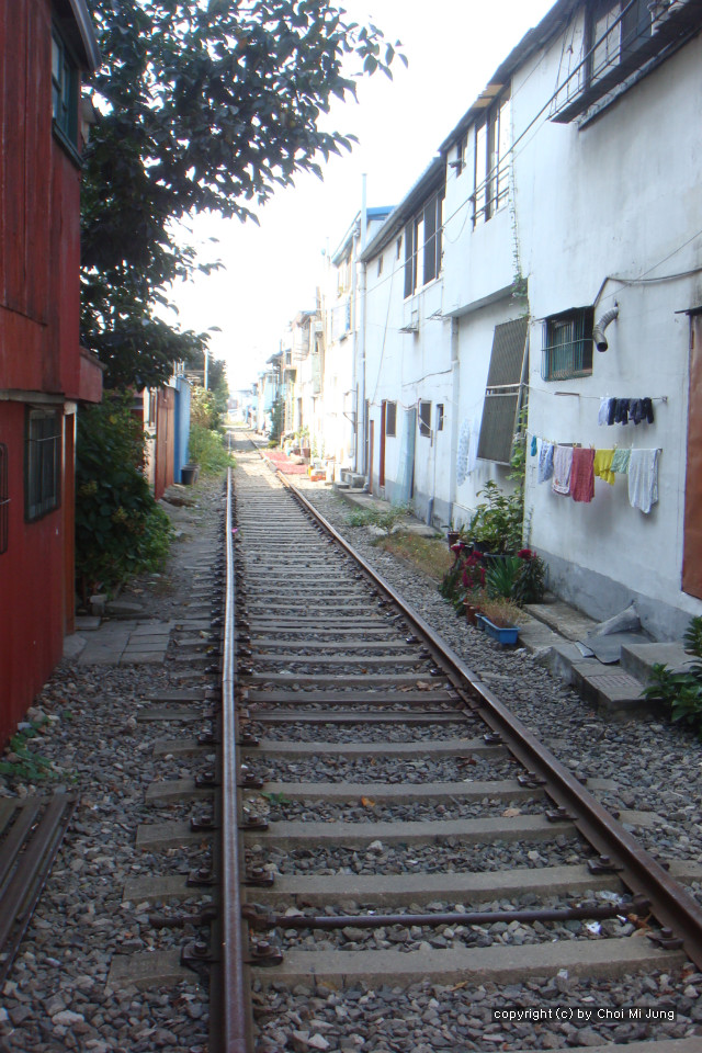 	 군산, 군산 기차길, 군산 나들이, 군산 여행, 군산 여행 코스, 기차길, 당일치기, 명소, 여행, 전라도 여행, 주택가 기차길, 주택가 속 기차길, 철도, 하루 코스, 군산 이마트, 군산 집 옆 기차길, 군산 주택가 기차길, 군산 주택가 속의 기차길, 군산 철길, 군산 집 옆 철길, 군산 주택가 철길, 라라윈 여행, 라라윈 나들이, 드라이브 가기 좋은 곳, 드라이브 갈만한 곳, 여행갈만 한 곳, 괜찮은 여행지, 군산에서 볼 곳, 군산가면 들릴 곳,