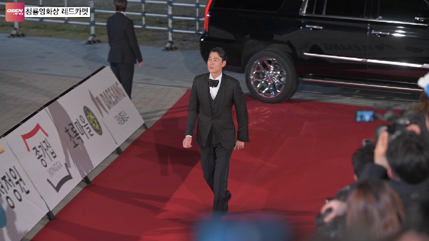 The 40th Blue Dragon Film Award Red Carpet Event was held at Paradise City in Jung-gu, Incheon on the afternoon of the 21st.At the event, Kim Hye-soo, Hyun-seok, Ryu Seung-ryong, Seol Kyung-gu, Jung Woo-sung, Go-seok, Goa Sung, Lim Yoon-a, Jeon Do-yeon, Cho Yeo-jung, Kang Ki-young, Lee Kwang-soo, Cho Woo-jin, Jin Sun-gyu, Park So-dam, Lee Jung-eun, Kim Hae-sook, Bae Jeong-nam, Kim Dae-mi and Kim Hye-yoon attended the ceremony.Actor Jung Woo-sung is stepping on Red Carpet.