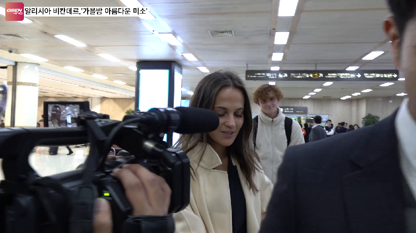Hollywood Actor Alicia Vikander arrived at Gimpo International Airport for the domestic schedule on the afternoon of the 29th.HollywoodActor Alicia Vikander is leaving the arrivals hall.