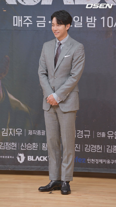 On the afternoon of the 16th, SBSs new gilt drama Vagabond (VAGABOND) production presentation was held at SBS Hall, SBS Broadcasting Center, Mok-dong, Yangcheon-gu, Seoul.The first episode of Vagabond will be a drama that uncovers a huge national corruption found by a man involved in a civil-commodity passenger plane crash in a concealed truth, and is an intelligence action melody featuring dangerous and naked adventures of the family, affiliation, and even lost names.Lee Seung-gi has photo time on stage.