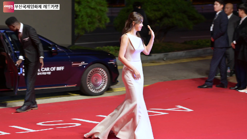 The Red Carpet event was held at the Busan Haeundae-gu Film Hall on the afternoon of the 3rd at the opening ceremony of the 24th Busan International Film Festival (BIFF).Lee Ha-nui, Jung Woo-sung attends and is stepping on Red Carpet.