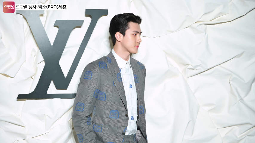 On the afternoon of the 30th, a global brand opening event photo wall event was held at a store in Apgujeong-ro, Gangnam-gu.EXO Sehun poses as she enters photo wall