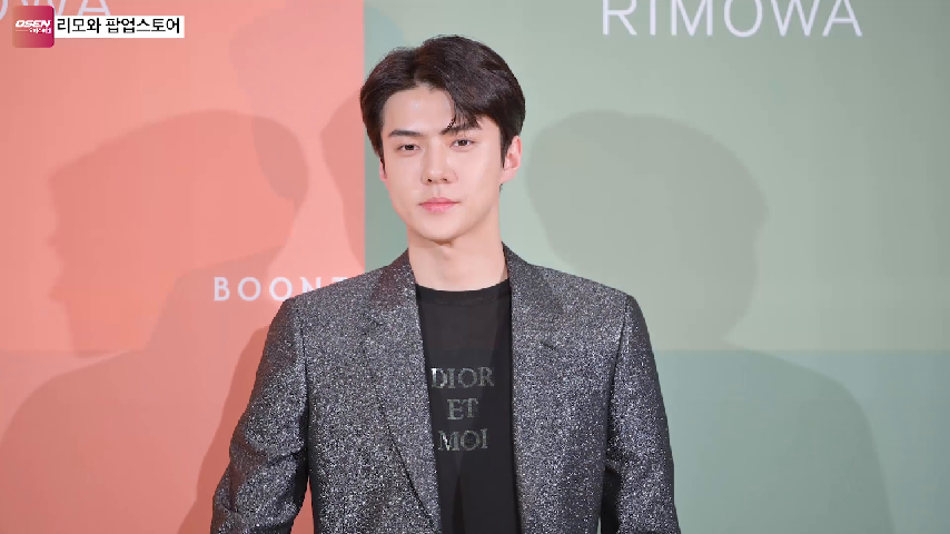 On the afternoon of the 5th, a pop-up store event of the German premium luggage brand was held at Cheongdam branch of Seoul Bunder Shop.Group EXO Sehun has photo time.